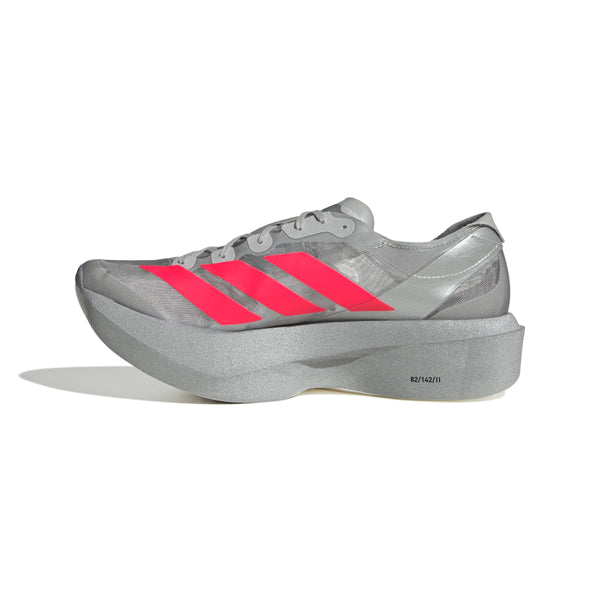 En sølvmetallic Adidas Pro Evo 2 unisex maratonsko med en tyk LIGHTSTRIKE PRO mellemsål og tre klare røde striber på siden, vist på en hvid baggrund mod venstre.