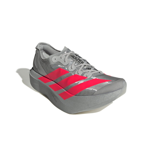 Adidas Pro Evo 2 unisex-skoen i Silver Metallic/Lucid Red/Grey Two har en tyk LIGHTSTRIKE PRO-mellemsål, hvide snørebånd og tre lyserøde striber på en almindelig hvid baggrund.