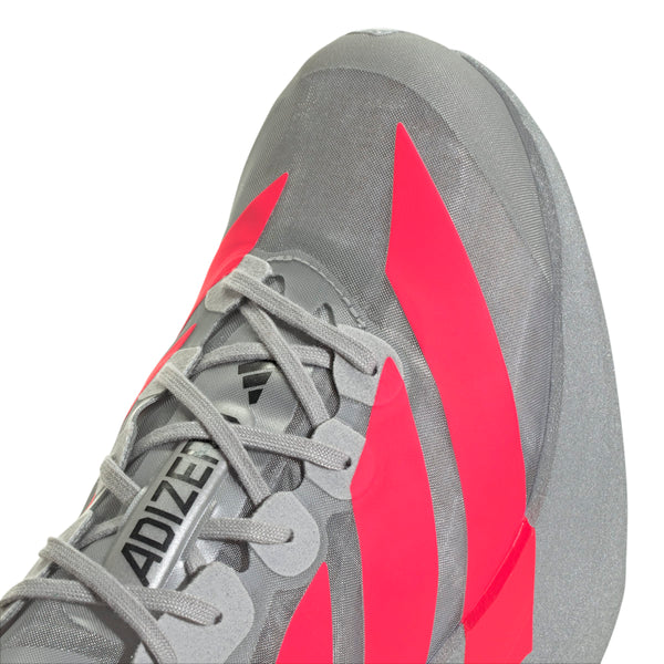 Nærbillede af Adidas Pro Evo 2 unisex-løbeskoen i Silver Metallic/Lucid Red/Grey Two med knaldrøde striber, grå snørebånd, "ADIZERO" på pløsen og en LIGHTSTRIKE PRO-mellemsål på en almindelig hvid baggrund.