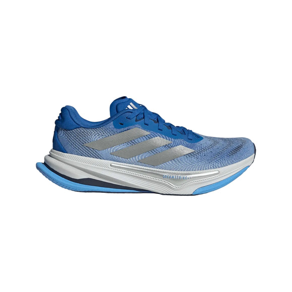 Adidas Supernova Prima 2 Herre i Blue/Silvmt/Blubrs har DREAMSTRIKE+ teknologi, sølvstriber, mesh-lignende overdel og en hvid-blå støddæmpende sål, vist fra siden mod en hvid baggrund.