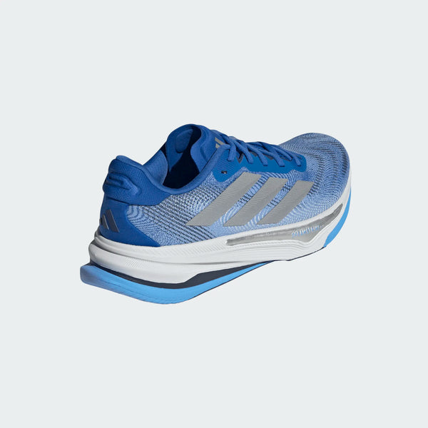 Adidas Supernova Prima 2 Herre i Blue/Silvmt/Blubrs er vist i en vinkel på en almindelig baggrund, der fremhæver mesh-stof, tre sølvstriber, blå snørebånd og DREAMSTRIKE+-teknologi for komfort.