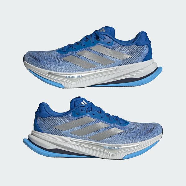 Adidas Supernova Prima 2 Herre løbesko i Blue/Silvmt/Blubrs har sølvstriber, en blå og hvid sål, overdel i mesh med DREAMSTRIKE+ teknologi og er vist fra siden mod en lys baggrund.