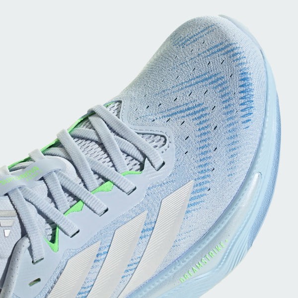 Et nærbillede af forsiden og siden af Adidas Supernova Prima 2 løbesko til dame i Crsk/Crywht/Limbur, med hvide striber, grønne accenter og DREAMSTRIKE+ teknologi, tekstureret overdel og flade snørebånd.