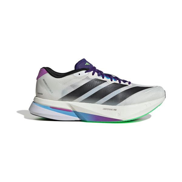 Adidas Adizero Boston 13 løbesko herre i Cwhite/Cblack/Limbur har en hvid base, sorte diagonale striber, lilla hæl, grønne og blå Lightstrike Pro-såleaccenter og en sort pløs, vist side om side mod en almindelig hvid baggrund.