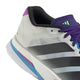 Et nærbillede af Adidas Adizero Boston 13, Herre (Cwhite/Cblack/Limbur) viser en hvid mesh-overdel med sorte striber, farvede snørebånd og en levende sål med Lightstrike Pro-støddæmpning for toppræstation.