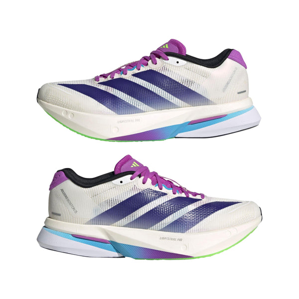 Adidas Adizero Boston 13 Dame løbesko i Cwhite/Cpurpl/Limbur er vist fra siden med en hvid base, lilla og blå gradientstriber, lilla snørebånd, sort foring og grønne sål-accenter på en almindelig hvid baggrund.