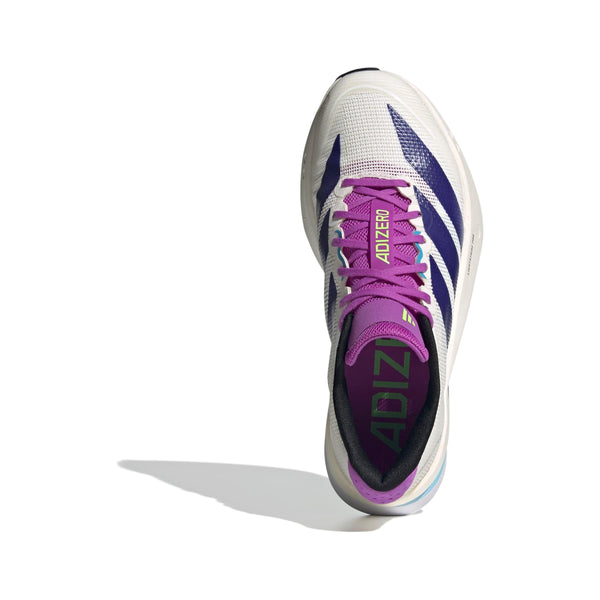 Et topbillede af Adidas Adizero Boston 13 løbesko til kvinder i Cwhite/Cpurpl/Limbur viser en hvid overdel, blå striber, lilla pløs, blågrøn og gul branding og sort indersål med skyggen af skoen på en hvid baggrund.