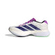 Adidas Adizero Boston 13, Dame i Cwhite/Cpurpl/Limbur har en hvid overdel med lilla og sorte striber, lilla snørebånd, en tyk hvid sål med en grøn accent nedenunder og lilla detaljer på hæl og pløs.