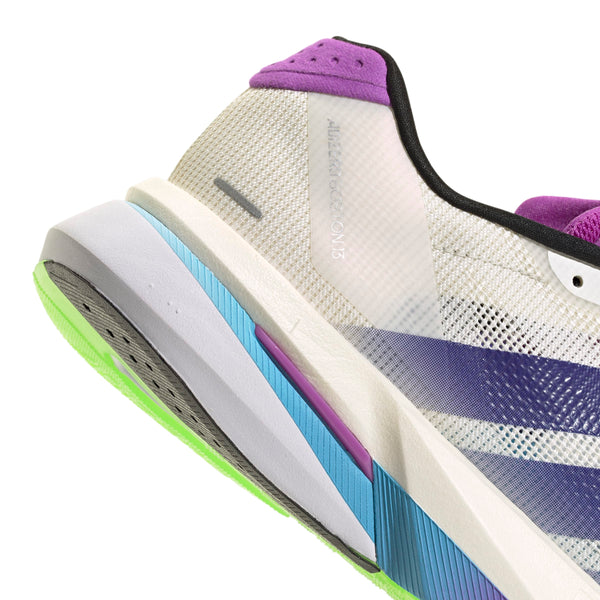 Nærbillede af Adizero Boston 13 Dame fra Adidas (Cwhite/Cpurpl/Limbur) viser den hvide overdel med lilla og blå accenter, grå og neongrøn ydersål, sort kravedetalje, tekstureret mellemsål og synligt adidas-branding.