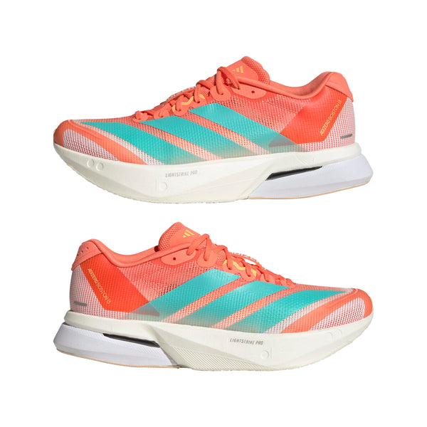To sidebilleder af Adidas Adizero Boston 13 Dame løbesko i Semcor/Flaaqu/Flaora med mesh-overdel, snørelukning, tykke hvide mellemsåler med Lightstrike Pro-støddæmpning og fremtrædende branding.