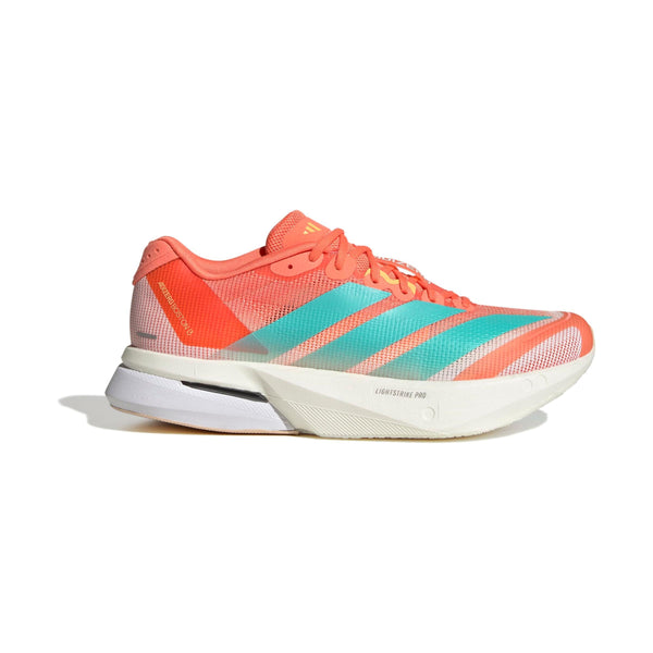Adidas Adizero Boston 13 Dame i Semcor/Flaaqu/Flaora har en overdel i koralfarvet mesh med lyseblå og hvide detaljer, snørelukning, mærkevaredetaljer og en støddæmpende hvid Lightstrike Pro-sål.