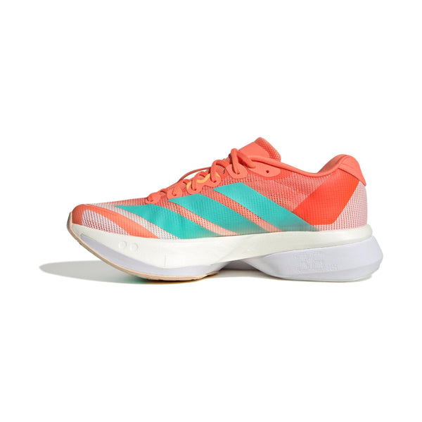 Et sidebillede af Adidas Adizero Boston 13 Dame i Semcor/Flaaqu/Flaora med en overdel i stribet mesh med koralfarvede snørebånd, hvid Lightstrike Pro-mellemsål og ydersål i gummi, der giver et let, atletisk look.