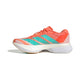 Et sidebillede af Adidas Adizero Boston 13 Dame i Semcor/Flaaqu/Flaora med en overdel i stribet mesh med koralfarvede snørebånd, hvid Lightstrike Pro-mellemsål og ydersål i gummi, der giver et let, atletisk look.