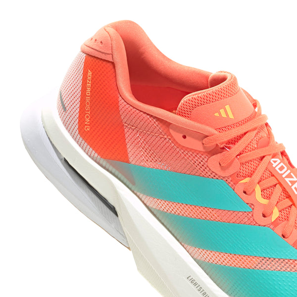 Nærbillede af Adidas Adizero Boston 13 Dame i Semcor/Flaaqu/Flaora, der viser en åndbar mesh-overdel, hvid Lightstrike Pro-mellemsål, blågrønne striber og ADIZERO BOSTON 13-tekst på siden.