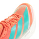 Nærbillede af Adidas Adizero Boston 13 Dame i Semcor/Flaaqu/Flaora med koralfarvet overdel, turkise og hvide striber, orange snørebånd og en hvid Lightstrike Pro-sål. ADIZERO-mærket er tæt på tungen.