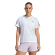 En kvinde med tilbagestrøget hår og et neutralt udtryk ser frem for sig i en almindelig hvid omgivelse iført Adidas Adi365 Running Tee, Dame, White og lyserøde shorts - perfekt til løbetræning. Trøjen har et lille Adidas-logo.