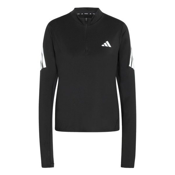 Adidas Adi365 Zip Long Sleeve Shirt til kvinder har et sort design med kvart lynlås foran, hvidt Adidas-logo på venstre bryst og tre hvide striber på hvert overærme. Baggrunden er almindelig hvid.