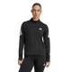 En person står med ansigtet fremad i Adidas Adi365 Zip Long Sleeve Shirt, Dame, Black. Den sorte top har en krave med kvart lynlås, hvide striber på begge ærmer og et hvidt Adidas-logo på venstre bryst. Matchende sorte leggings fuldender looket.