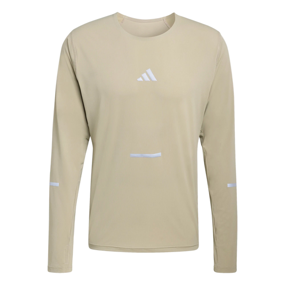 Adi365 Long Sleeve Shirt, Herre, Woca fra Adidas er en beige top med rund hals, et lille hvidt logo på brystet og hvide refleksstriber foran og på ærmerne, vist på en almindelig hvid baggrund.