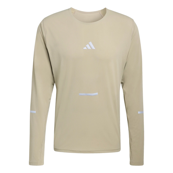 Adi365 Long Sleeve Shirt, Herre, Woca fra Adidas er en beige top med rund hals, et lille hvidt logo på brystet og hvide refleksstriber foran og på ærmerne, vist på en almindelig hvid baggrund.