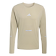 Adi365 Long Sleeve Shirt, Herre, Woca fra Adidas er en beige top med rund hals, et lille hvidt logo på brystet og hvide refleksstriber foran og på ærmerne, vist på en almindelig hvid baggrund.