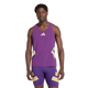 En mand kigger fremad mod en hvid baggrund iført Adidas Rtr Singlet, Herre, Violet - en lilla ærmeløs sportstop med matchende shorts med lysegule geometriske detaljer.