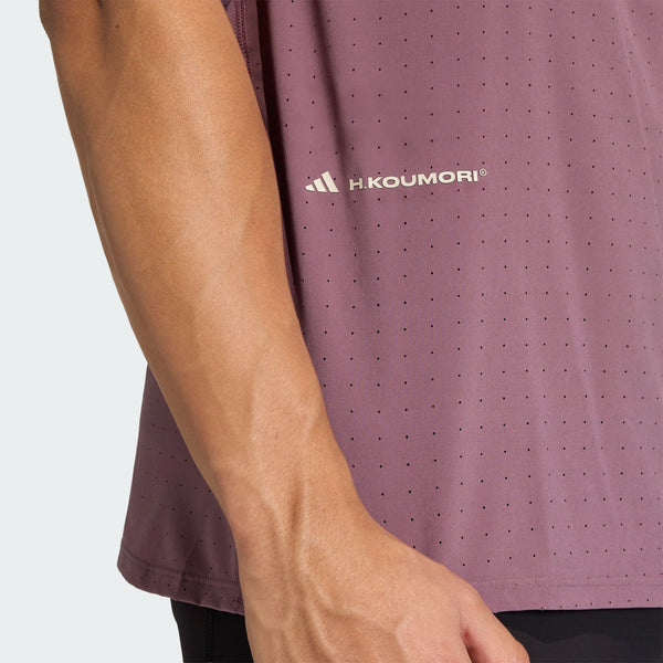 En persons arm i en lilla Adidas Adi365 Hk Singlet til mænd (Shafig).