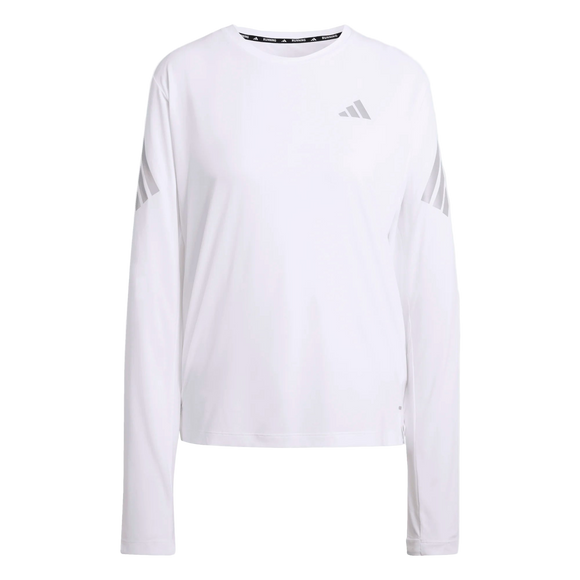 Adi365 Long Sleeve Shirt til kvinder fra Adidas har et almindeligt hvidt design, et lille Adidas-logo på venstre bryst og tre grå striber nær hver skulder, vist på en almindelig hvid baggrund.