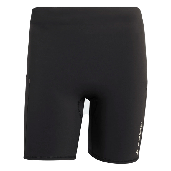 Adidas Adi365 Hk Tight til mænd i sort har et lille logo og tekst nederst på venstre ben, en diskret sidelomme og et knælangt design. Shortsene er vist mod en almindelig hvid baggrund.