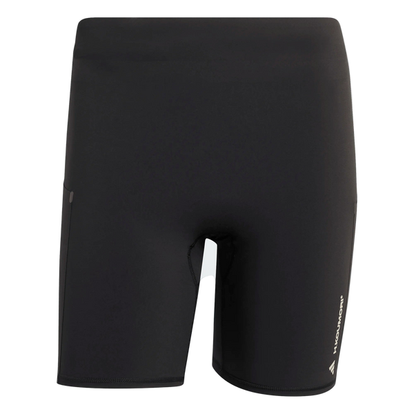 Adidas Adi365 Hk Tight til mænd i sort har et lille logo og tekst nederst på venstre ben, en diskret sidelomme og et knælangt design. Shortsene er vist mod en almindelig hvid baggrund.