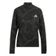 Adidas Adi365 Running Half Zip til kvinder i farven Black/Grefiv er en langærmet sportsbluse med en kvart-lynlås i kraven, diskrete abstrakte mønstre og et diskret hvidt Adidas-logo på venstre bryst. Denne løbetrøje til kvinder er designet med climawarm+ teknologi for øget komfort under dine løbeture og fremviser en blanding af lyse og mørke nuancer, der giver ekstra visuel tekstur.