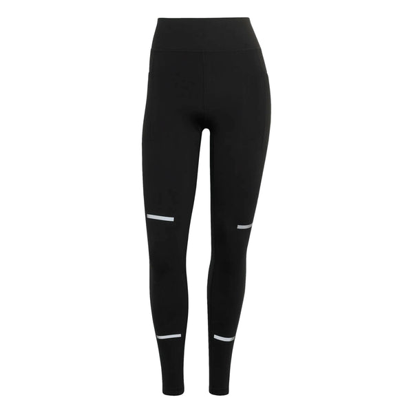 Adi365 Climawarm+ løbetights til kvinder i sort fra Adidas er sorte leggings med høj talje, der er inspireret af Climawarm+-teknologien, med reflekterende vandrette striber på lårene og ved anklerne. Disse tights, der her vises på en ensfarvet hvid baggrund, er ideelle som vinterløbetights til løbeture i koldt vejr.