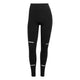 Adi365 Climawarm+ løbetights til kvinder i sort fra Adidas er sorte leggings med høj talje, der er inspireret af Climawarm+-teknologien, med reflekterende vandrette striber på lårene og ved anklerne. Disse tights, der her vises på en ensfarvet hvid baggrund, er ideelle som vinterløbetights til løbeture i koldt vejr.