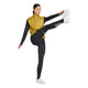 En atletisk kvinde med mørkt hår i hestehale poserer foran en hvid baggrund, hvor hun balancerer på sit venstre ben, mens hun løfter det højre ben højt op. Hun har en guldfarvet vest, hvide sneakers og et par sorte Adidas Adi365 Climawarm+ løbetights til kvinder på.