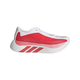 Adidas Hyperboost Edge herre løbesko i Cloud White/Pure Ruby/Zero Metalic har en tyk hvid sål, røde detaljer og tre diagonale striber på mellemsålen. Skoen vises fra siden på en hvid baggrund.