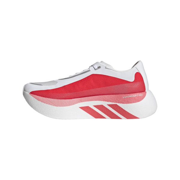 Et sidebillede af Adidas Hyperboost Edge herre løbesko i Cloud White/Pure Ruby/Zero Metalic med en tyk hvid sål, tre dristige røde striber ved hælen og et moderne, minimalistisk design, der er ideelt til landevejsløb.