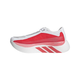 Et sidebillede af Adidas Hyperboost Edge herre løbesko i Cloud White/Pure Ruby/Zero Metalic med en tyk hvid sål, tre dristige røde striber ved hælen og et moderne, minimalistisk design, der er ideelt til landevejsløb.