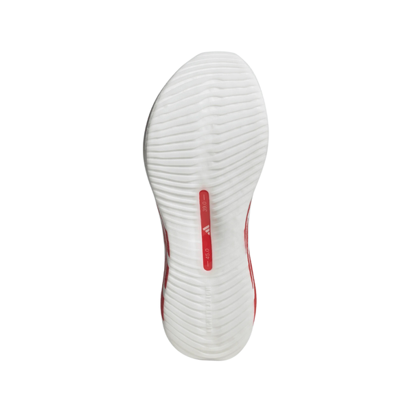 Billedet viser sålen på en Adidas Hyperboost Edge herre løbesko i Cloud White/Pure Ruby/Zero Metalic med et bølget tekstureret mønster og en rød midterstribe med hvid tekst og symboler på en almindelig hvid baggrund.