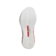 Billedet viser sålen på en Adidas Hyperboost Edge herre løbesko i Cloud White/Pure Ruby/Zero Metalic med et bølget tekstureret mønster og en rød midterstribe med hvid tekst og symboler på en almindelig hvid baggrund.