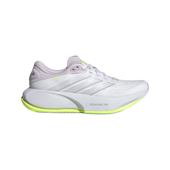 Et profilbillede fra venstre side af Adidas Supernova Prima 3, Dame (Fropur/Whitin/Hireye) vises på en hvid baggrund. Denne hvide løbesko til kvinder er designet som en komfortabel træningssko med lysegrå Adidas-striber, en tyk, polstret sål med teksten DREAMSTRIKE PRO på mellemsålen samt neongule detaljer, der giver ekstra stil.
