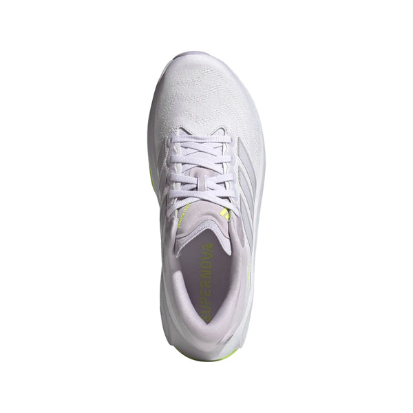 En hvid Adidas Supernova Prima 3-løbesko til kvinder i farven Fropur/Whitin/Hireye ses set ovenfra, hvor snørebåndene, tungen og en del af sålen fremhæves. Skoen har diskrete grå detaljer og teksten »ADIZERO« på indersålen, hvilket gør den til en stilfuld mængdetræningssko til kvinder, der søger komfort og ydeevne.
