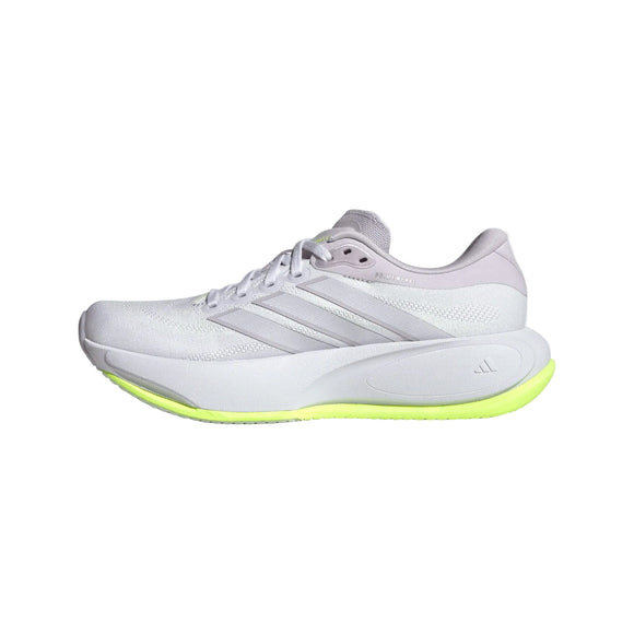 En adidas Supernova Prima 3-løbesko til kvinder i farverne Fropur/Whitin/Hireye ses set fra siden på en hvid baggrund. Den hvide træningssko til daglig løbetræning har lysegrå detaljer og tre karakteristiske striber langs siden samt en kraftig sål med en markant gulgrøn underside, inspireret af det ikoniske Supernova-design.
