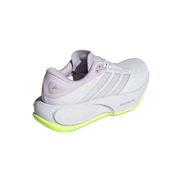 En hvid Adidas Supernova Prima 3-løbesko til kvinder i farvekombinationen Fropur/Whitin/Hireye, med lyselilla detaljer, grå Adidas-striber, en tyk hvid sål med neongrønne detaljer, og teksten »Dreamstrike Pro« på siden, set fra venstre bagfra – designet som en pålidelig mængdetræningssko til de daglige løbeture.