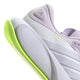 Nærbillede af adidas Supernova Prima 3 Dame-løbeskoen i farvekombinationen Fropur/Whitin/Hireye, der fremhæver det lyselilla og hvide design med neongrønne detaljer på sålen. Den strukturerede ydersål giver forbedret greb, mens tre diagonale striber pryder siden, og et lille præget trekantlogo ses på hælen.