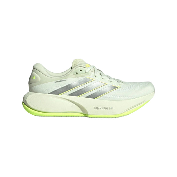 Et par lysegrå Adidas Supernova Prima 3 herreløbesko (Cryjad/Ironmt/Siggnr) med sølvfarvede striber, en tyk hvid mellemsål, der sikrer blød støddæmpning, og en neongul ydersål. Der står »Dreamstrike Pro« på siden.