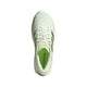 En hvid Adidas Supernova Prima 3 herreløbesko i farvekombinationen Cryjad/Ironmt/Siggnr ses set ovenfra med limegrønne detaljer, karakteristiske sorte sidestriber og ordet »SUPERNOVA« trykt på indersålen. Skoen, der er isoleret på en hvid baggrund, tilbyder blød støddæmpning, der sikrer en behagelig løbeoplevelse.