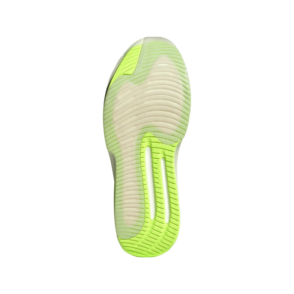 Billedet viser sålen på Adidas Supernova Prima 3 herresko i farvekombinationen Cryjad/Ironmt/Siggnr. Den overvejende hvide sål har en ribbet struktur med lysegrønne detaljer langs yderkanterne og ved både hæl- og tåområdet, hvilket understreger den bløde støddæmpning, der er typisk for denne model. Baggrunden er hvid.