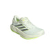 Her præsenterer vi Adidas Supernova Prima 3 til mænd i farvekombinationen Cryjad/Ironmt/Siggnr – en hvid sportssko med grå striber, lysegrønne detaljer på sålen og en klassisk hvid snørelukning foran. Denne lavskårne sko er designet med blød støddæmpning for optimal komfort, hvilket gør den til et fremragende valg som løbesko til mænd.