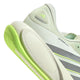 Nærbillede af adidas Supernova Prima 3, herresko i farvekombinationen Cryjad/Ironmt/Siggnr i lysegrøn (cryjad) og hvid med neongrønne detaljer, de karakteristiske grå striber, en struktureret sål og et diskret logo på hælen. Designet kombinerer glatte materialer og mesh for optimal åndbarhed og støtte, hvilket gør den til en fremragende herreløbesko med blød støddæmpning, der sikrer komfort på hver eneste løbetur.