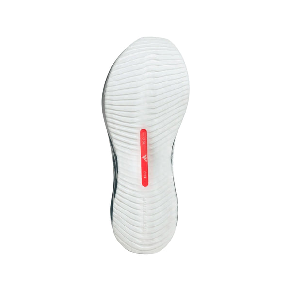 Billedet viser den hvide gummisål på Adidas Hyperboost Edge, Herre, Ftwwht/Petmet/Lucred-skoen set nedenfra. En rød stribe løber ned ad midten med lille tekst og et Adidas-logo. Denne sål er designet til komfortabel løb på vej og har et karakteristisk bølget mønster samt stilfulde detaljer, der er typiske for Hyperboost Edge-kollektionen fra Adidas.